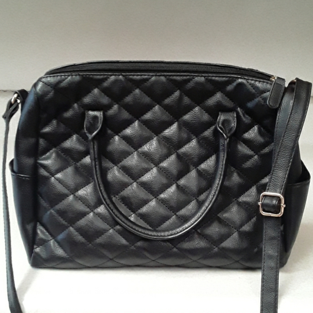 Black bag, one pocket inside, 2 on the outside